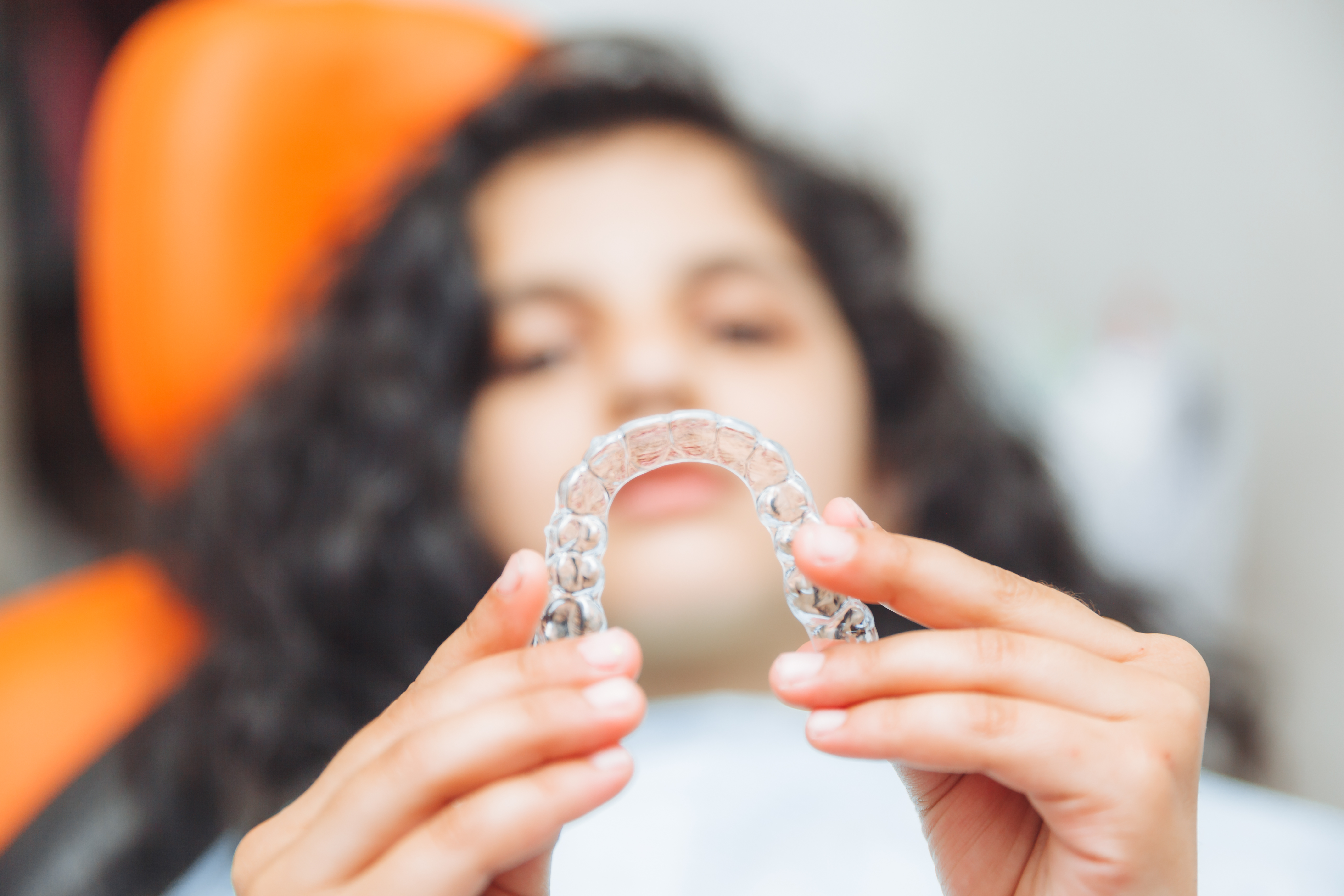 Errores Comunes al Cuidar Ortodoncia Invisible y Cómo Evitarlos - Clínica dental Vega Ginory
