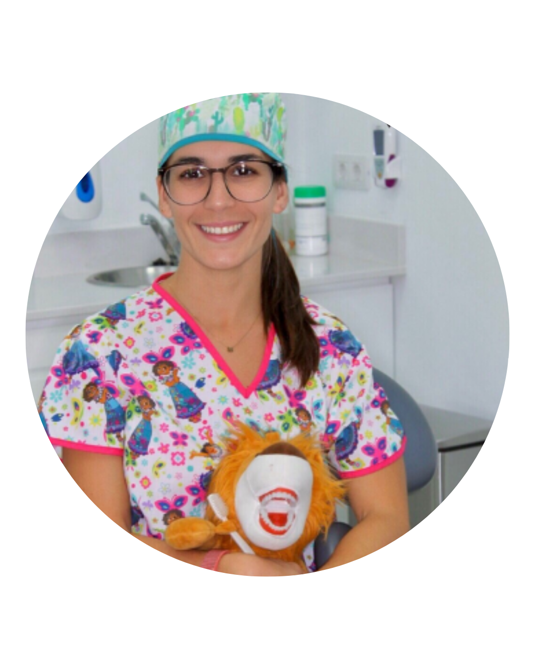 La Dra Irene Cantos en la consulta de la clínica dental Vega Ginory