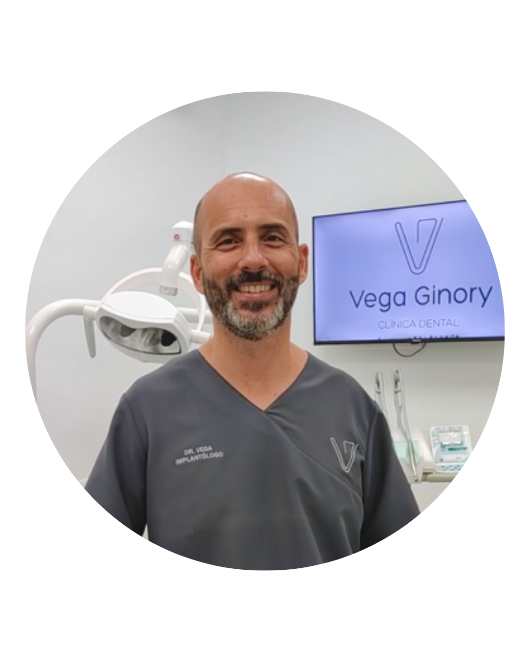 victor vega ginory en la consulta de su clinica dental en Lanzarote 