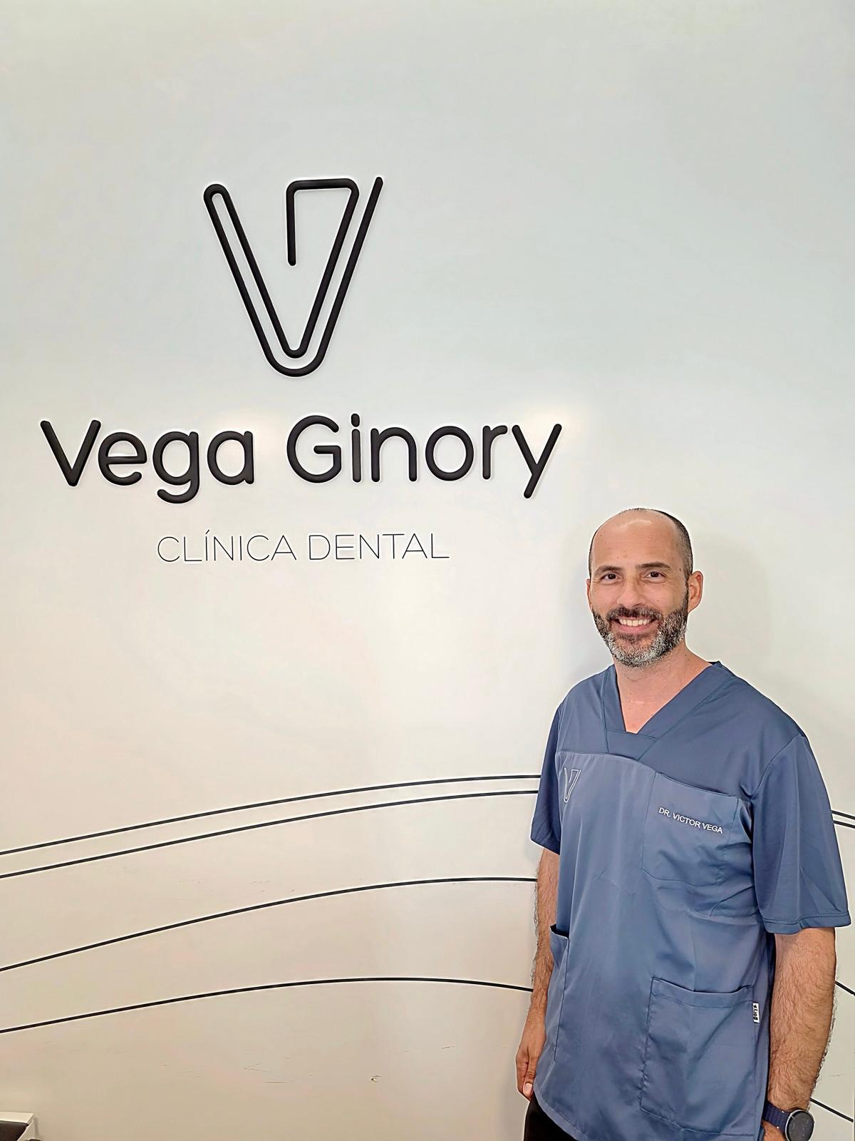 Victor Vega Implantologo en la clínica dental Vega Ginory