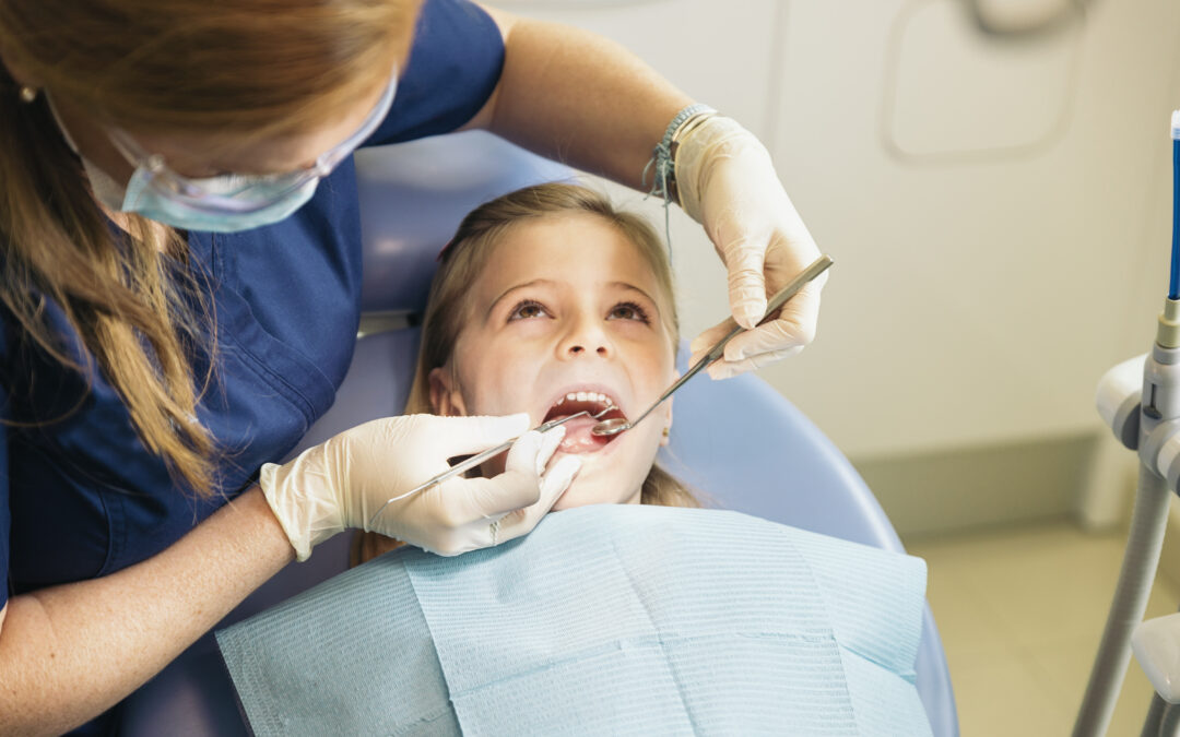 Primera revisión dental infantil: cuándo llevar a tu hijo al dentista por primera vez
